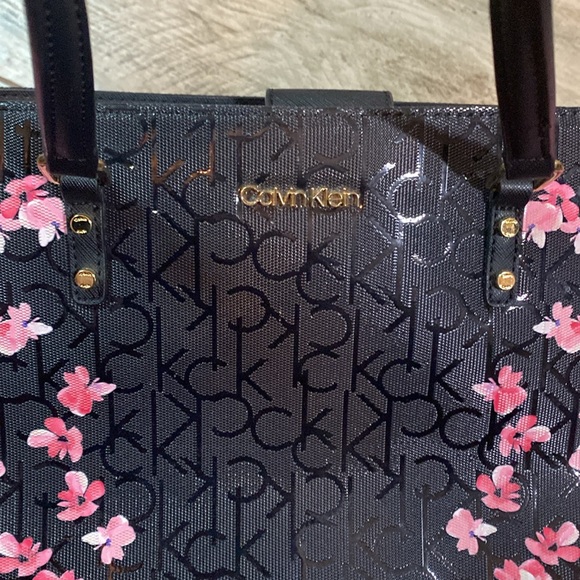 Calvin Klein floral black handbag C - Picture 2 of 6